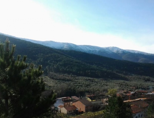  La catena montuosa con la neve sullo sfondo 